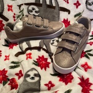 NWOT. Metallic shoes. Size 7 wide .